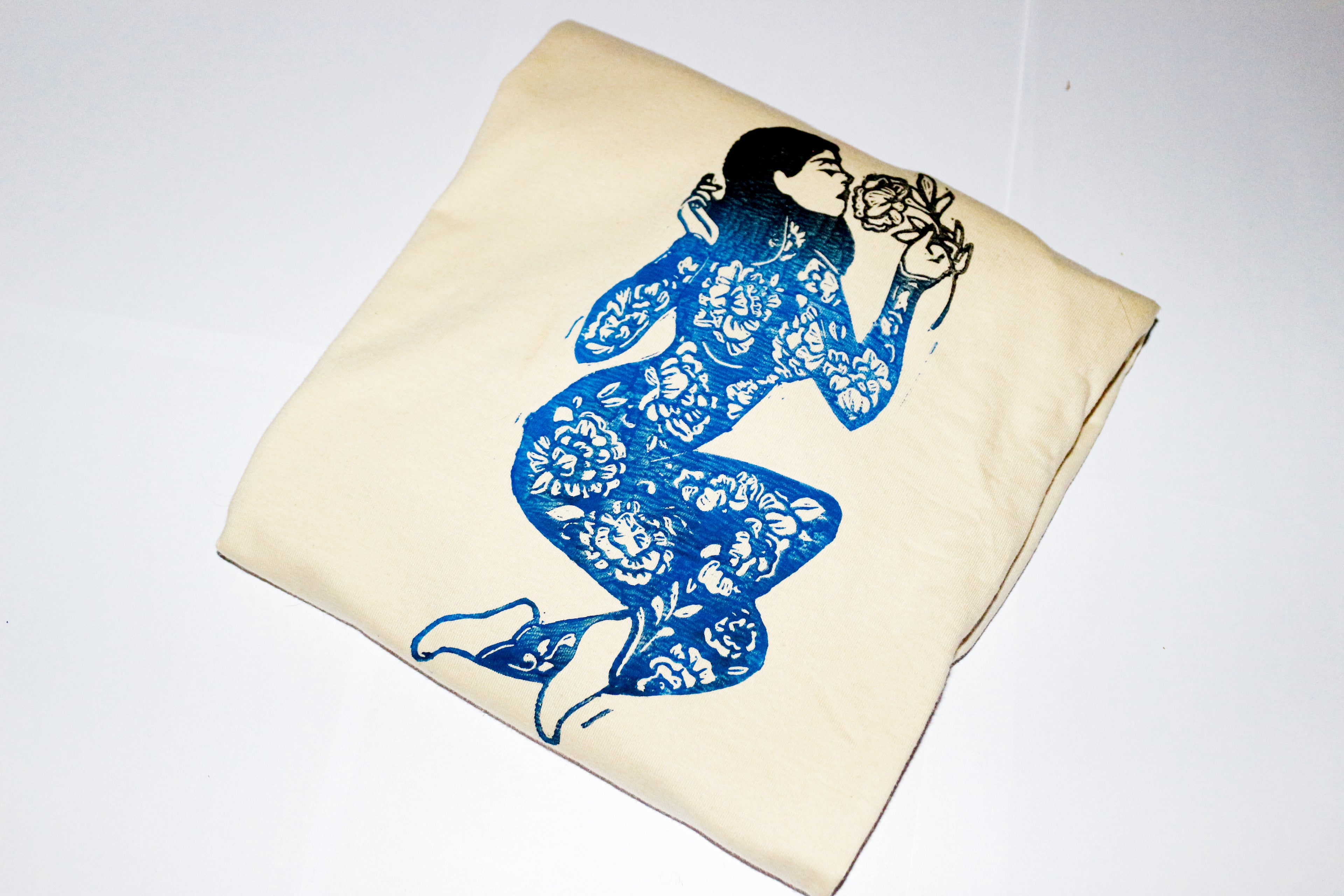 T-shirt - motif 'femme en fleurs'