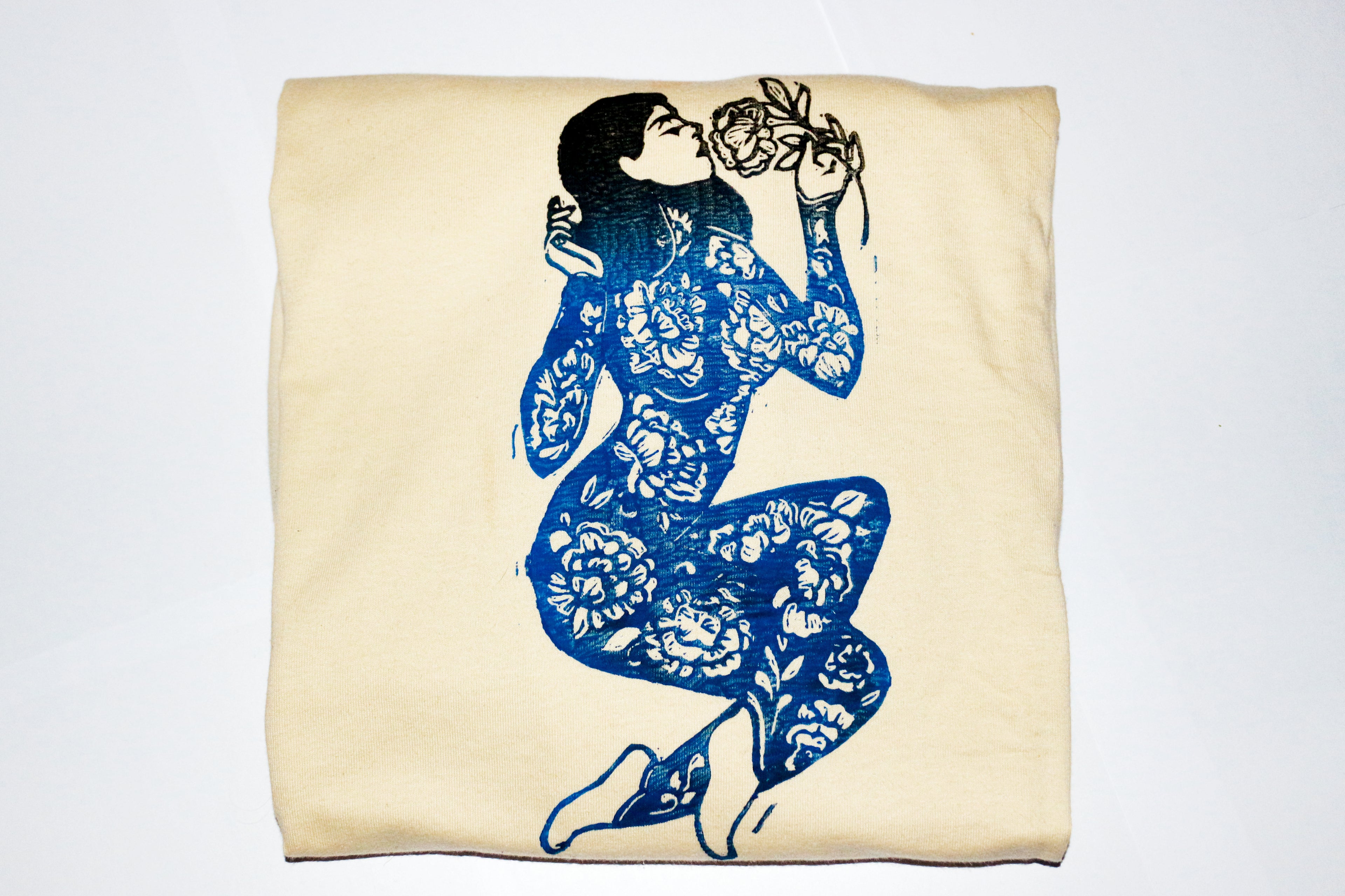 T-shirt - motif 'femme en fleurs'