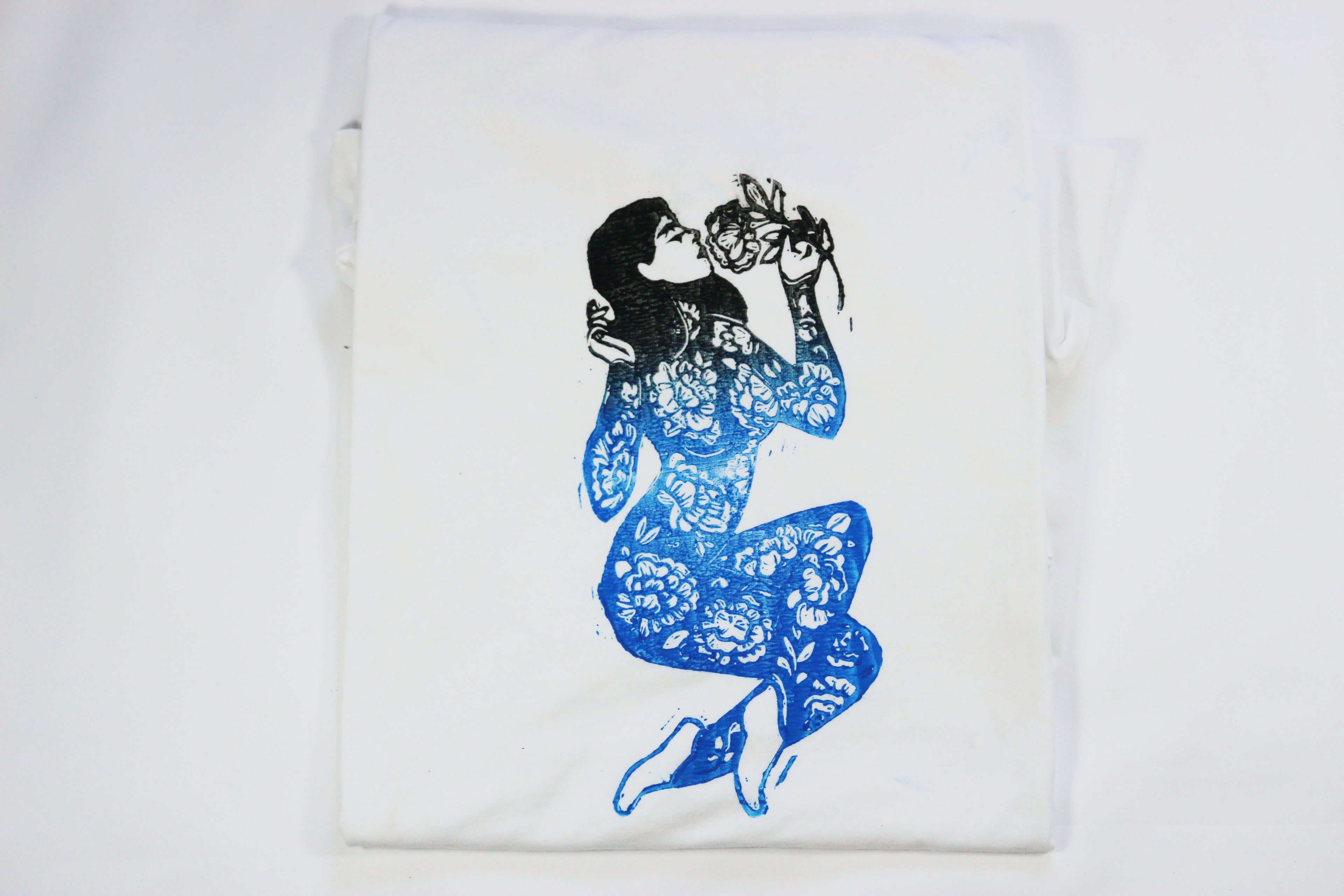 T-shirt - motif 'femme en fleurs'