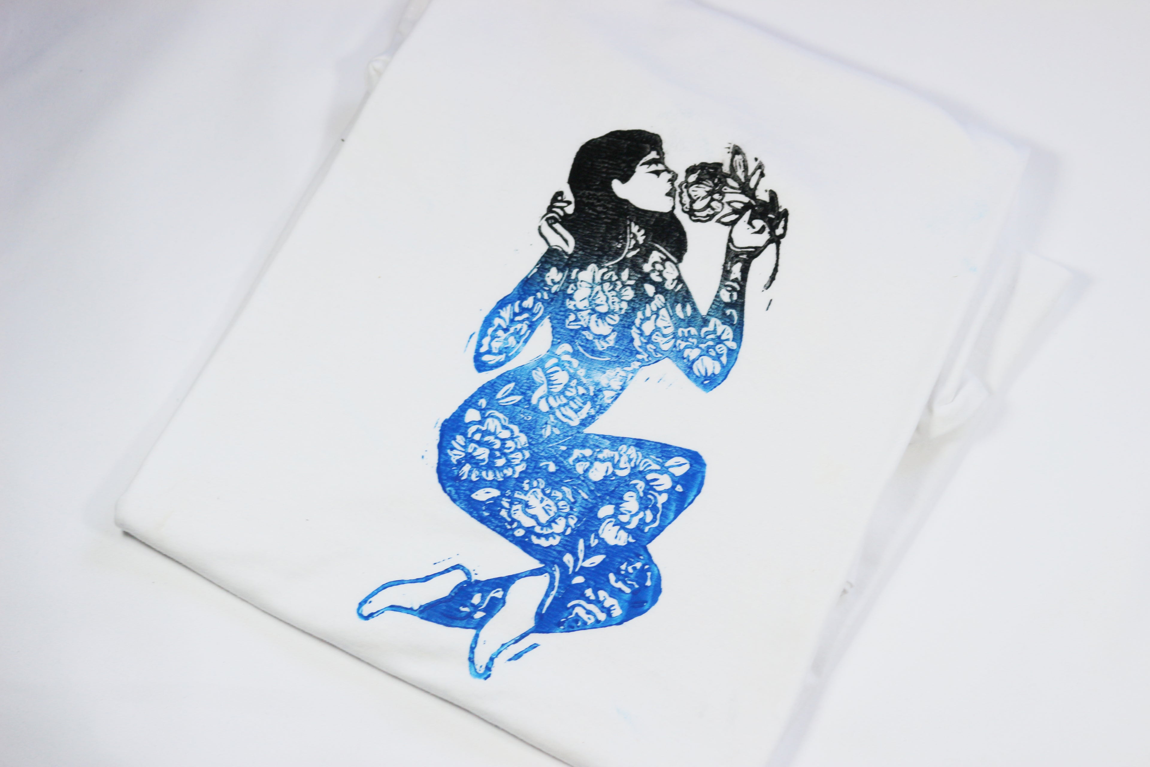 T-shirt - motif 'femme en fleurs'